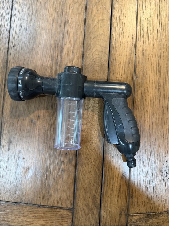 The Unbranded Brand Other - Black Hose Spray Nozzle with Clear Detergent Bottle - for horses